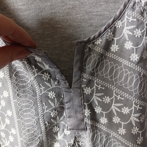 Simply Styled By Sears Floral Embroidered Mesh Overlay Top Size M… - Picture 3 of 6